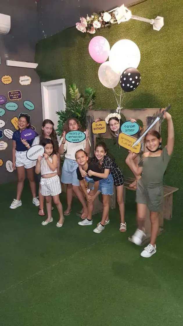 ילדות עם בלונים במתחם