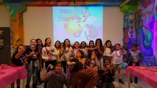 ילדים חוגגים יום הולדת במתחם