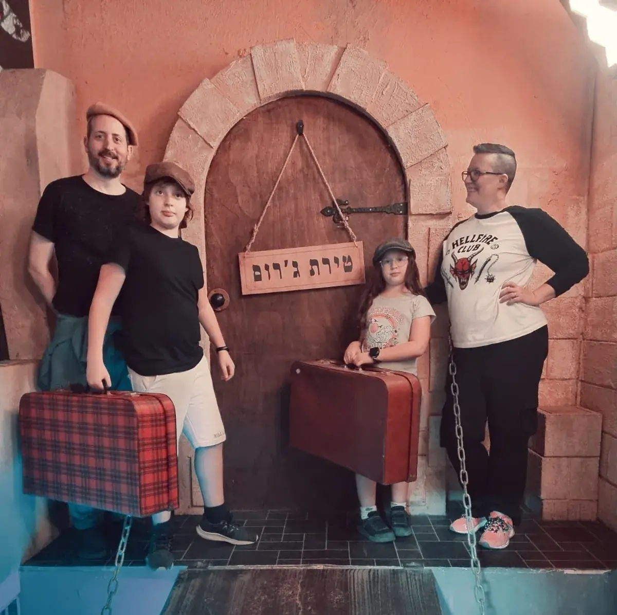 משפחה עם מזוודות בכניסה לטירת ג׳רום בחדר הבריחה כראמל